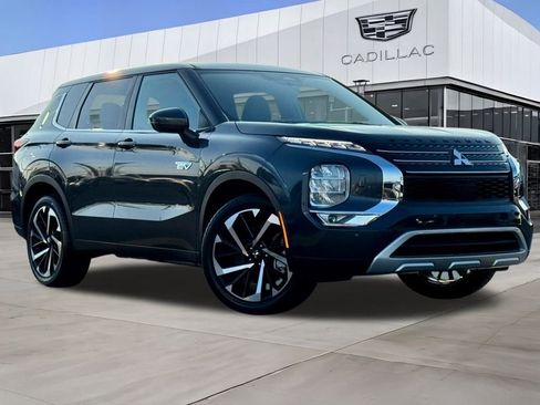 Used 2025 Mitsubishi Outlander SE image 2