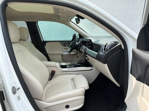 Used 2022 Mercedes-Benz GLB 250 w/ Premium Package image 11
