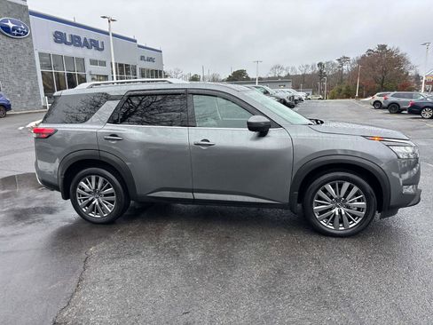 Used 2025 Nissan Pathfinder SL w/ SL Premium Package image 2