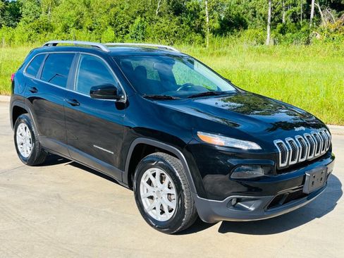 Used 2018 Jeep Cherokee Latitude Plus w/ Cold Weather Group image 2