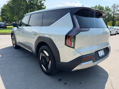 Used 2024 Kia EV9 Light Long Range RWD image 8