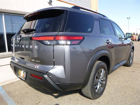 Used 2024 Nissan Pathfinder SV image 3