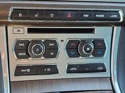 Used 2012 Jaguar XF image 12