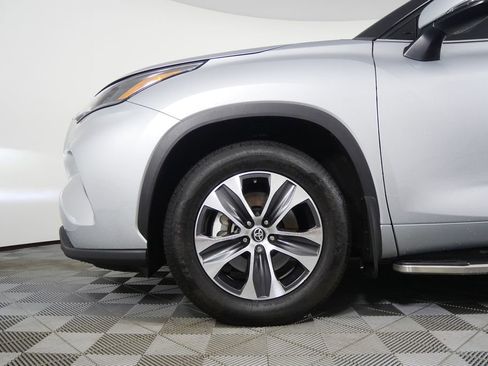 Used 2022 Toyota Highlander XLE image 7