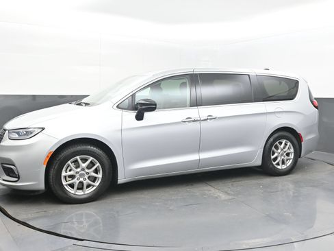 Used 2024 Chrysler Pacifica Touring-L FWD image 5