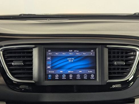 Used 2018 Chrysler Pacifica Touring-L FWD image 20