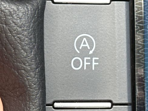 Certified 2025 Volkswagen Taos SE image 26