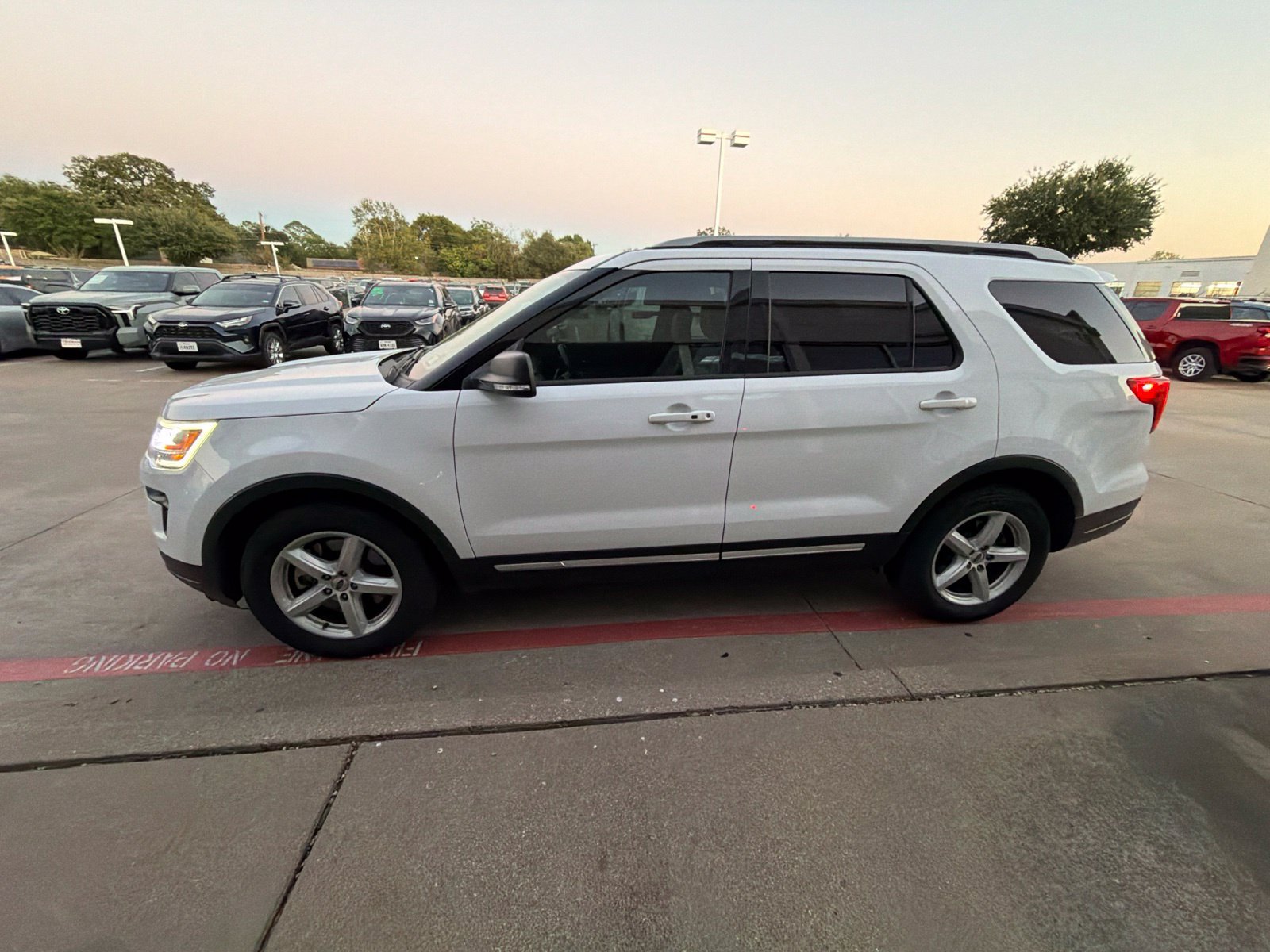 Used 2019 Ford Explorer XLT w/ Equipment Group 202A FWD image 4
