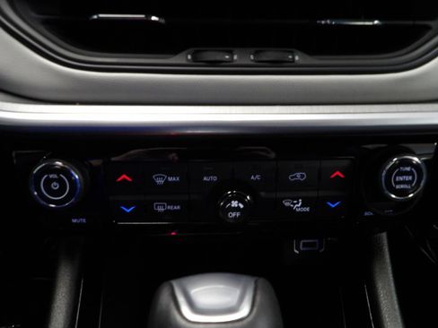 Used 2025 Jeep Compass Limited image 33