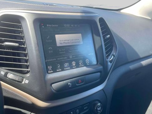 Used 2018 Jeep Cherokee Latitude AWD/4WD image 26