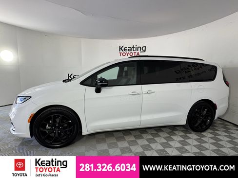 Used 2025 Chrysler Pacifica Limited FWD image 8