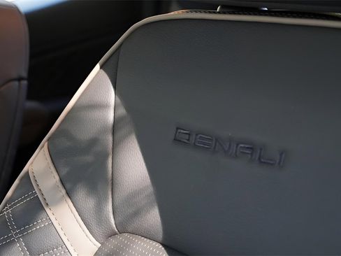 New 2026 GMC Canyon Denali image 12