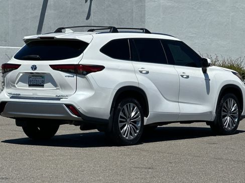 Used 2020 Toyota Highlander Platinum AWD/4WD image 2