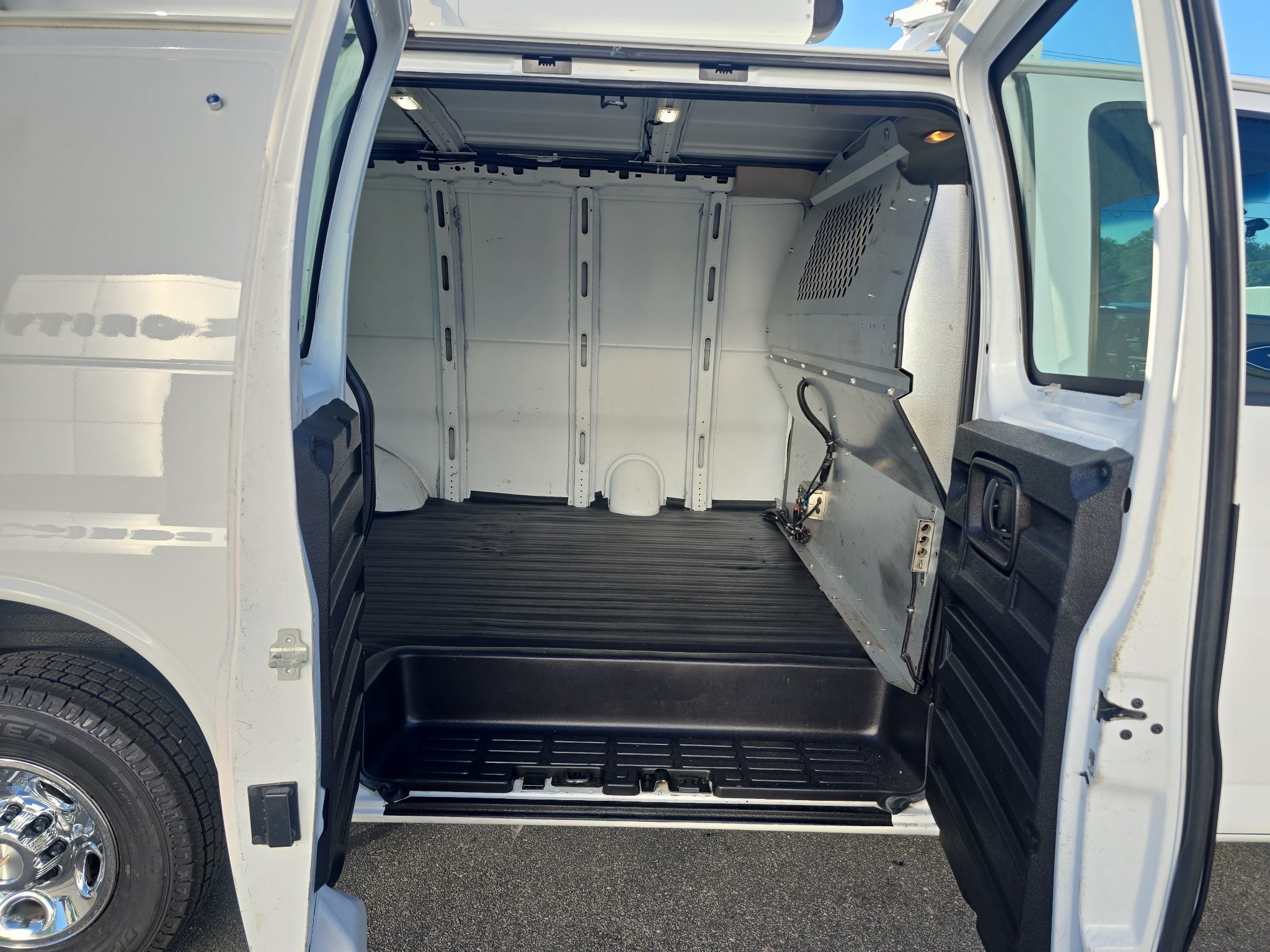 Used 2015 Chevrolet Express 2500 RWD image 12
