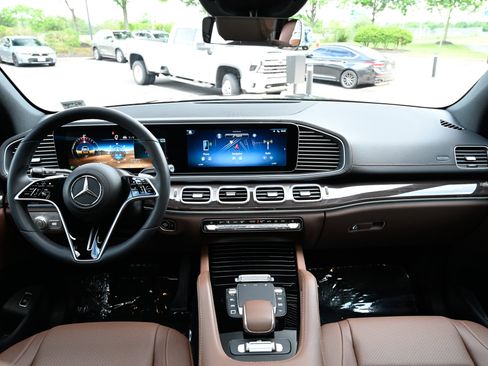 Used 2025 Mercedes-Benz GLS 450 4MATIC image 50