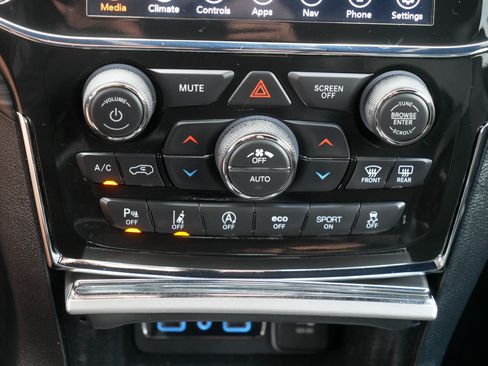 Used 2022 Jeep Grand Cherokee Laredo X AWD/4WD image 23