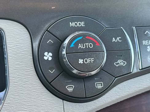 Used 2013 Toyota Sienna XLE image 30