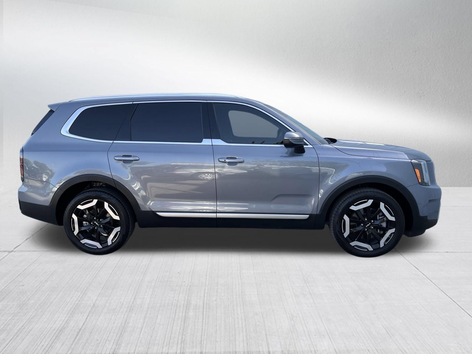 Used 2024 Kia Telluride EX w/ EX Captain's Chair Package AWD/4WD image 5