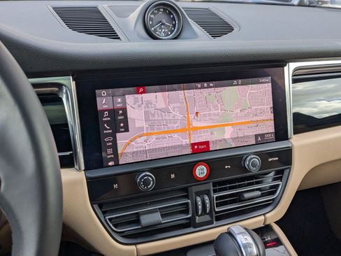 Certified 2026 Porsche Macan image 17