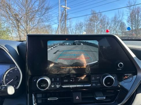 Certified 2024 Toyota Highlander XLE AWD/4WD image 38