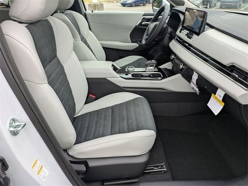 New 2025 Mitsubishi Outlander SE image 36