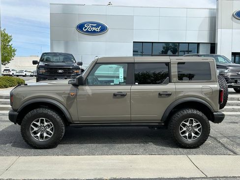 Used 2025 Ford Bronco Badlands AWD/4WD image 3