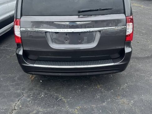 Used 2016 Chrysler Town & Country Touring-L w/ Driver Convenience Group FWD image 3