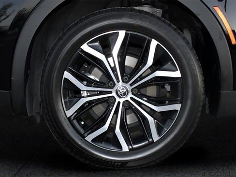 Used 2023 Toyota Crown Limited image 10