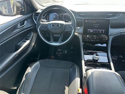 Used 2023 Jeep Grand Cherokee L Laredo image 18