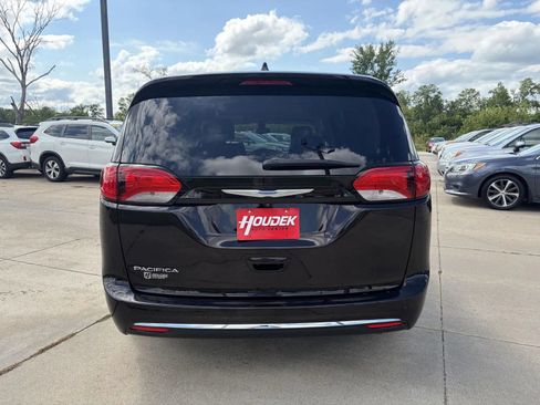 Used 2018 Chrysler Pacifica Touring-L FWD image 7