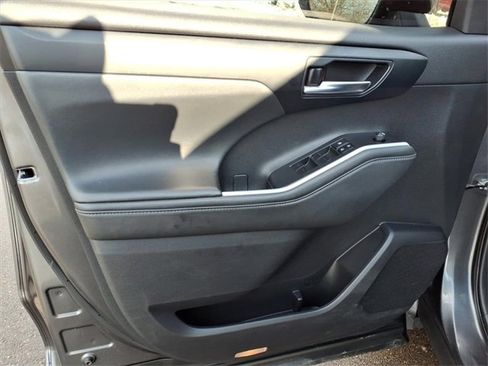 Certified 2022 Toyota Highlander XLE image 14