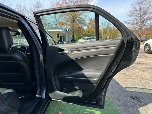 Used 2016 Chrysler 300 Limited image 18