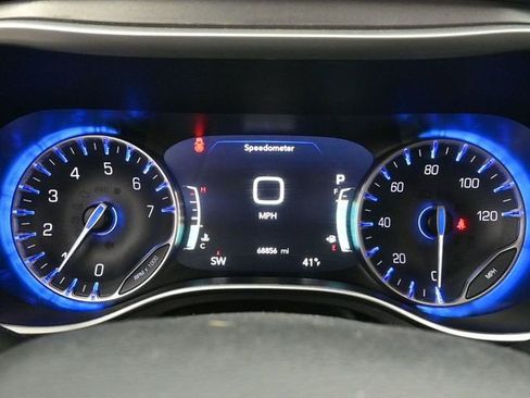 Used 2023 Chrysler Pacifica Touring-L image 17