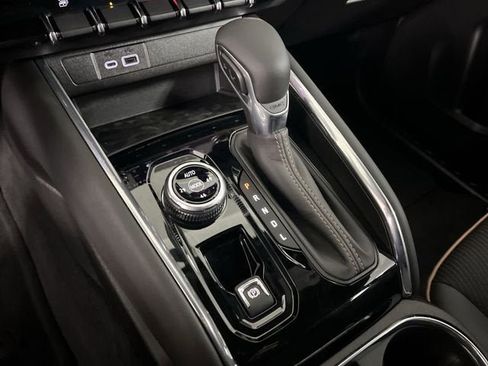 Used 2025 GMC Canyon AT4 image 16