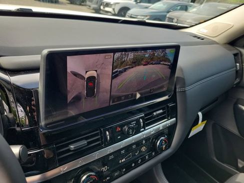New 2026 Nissan Pathfinder Platinum FWD image 16