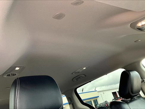 Used 2023 Chrysler Pacifica Touring-L FWD image 21