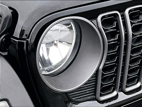 Used 2025 Jeep Wrangler Sport S image 32