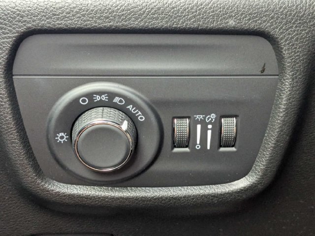 Used 2025 Jeep Grand Cherokee Altitude AWD/4WD image 25