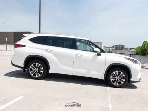 Used 2021 Toyota Highlander XLE AWD/4WD image 8