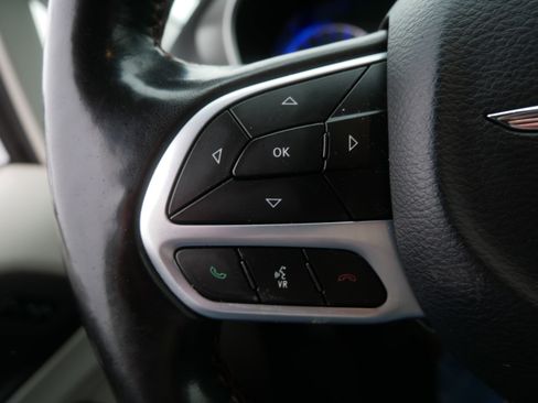 Used 2020 Chrysler Pacifica Touring-L FWD image 25