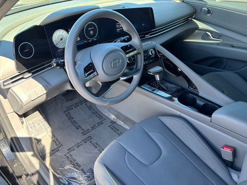 Used 2025 Hyundai Elantra SEL image 21