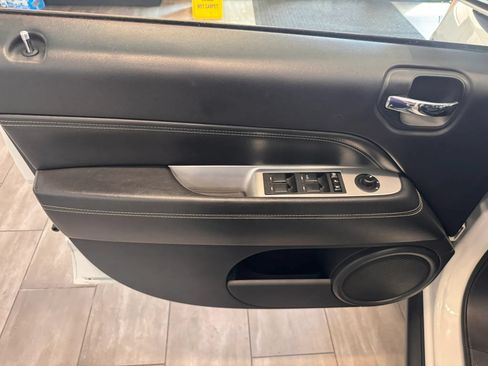 Used 2017 Jeep Compass High Altitude FWD image 17