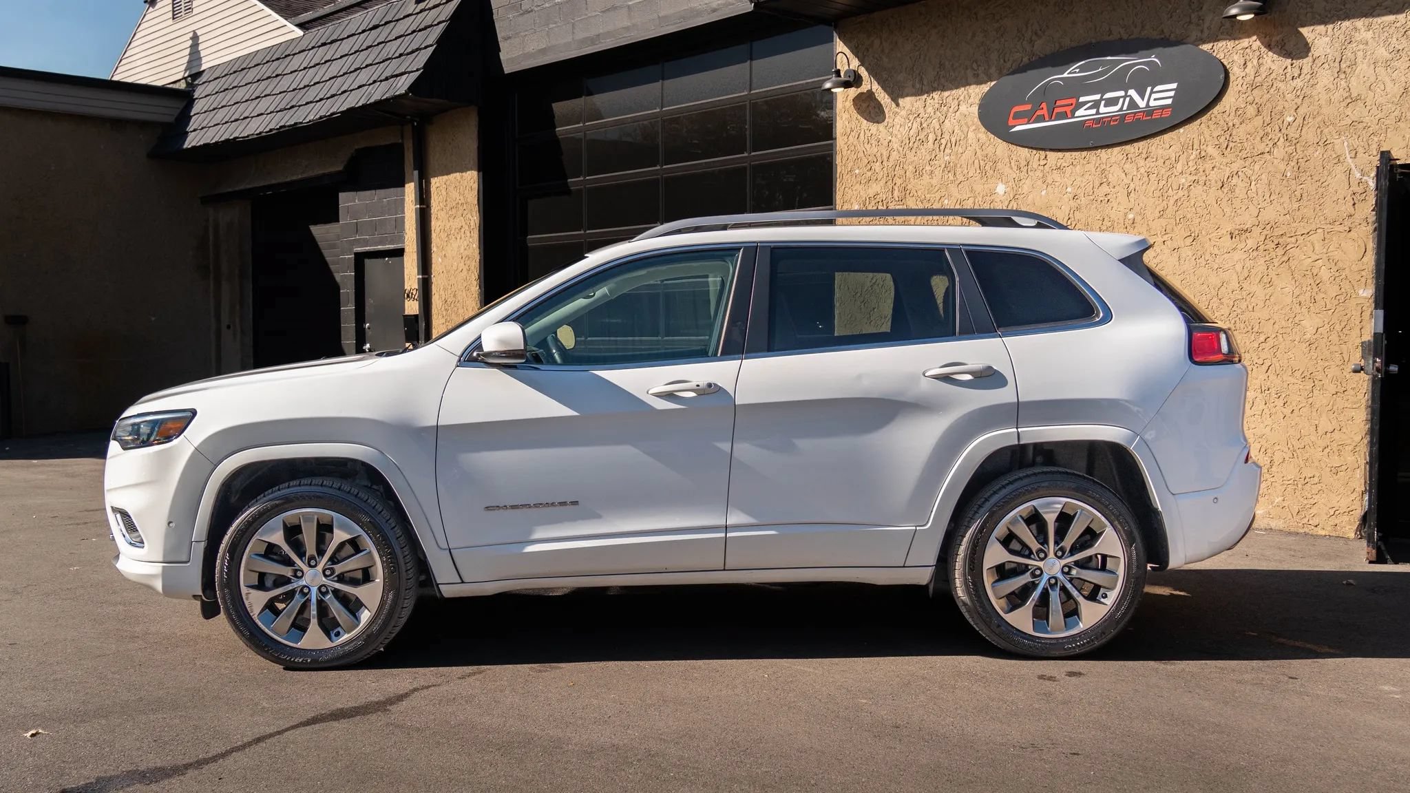 Used 2019 Jeep Cherokee Overland w/ Technology Group AWD/4WD image 2