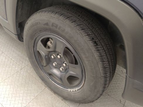 Used 2018 Jeep Compass Sport w/ Tech Group FWD image 31