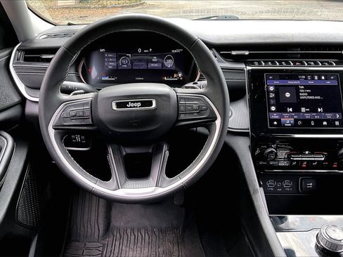 Used 2024 Jeep Grand Cherokee Laredo X image 8