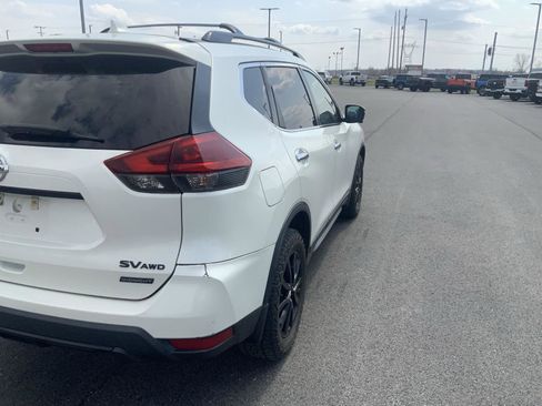 Used 2018 Nissan Rogue SV w/ Premium Package image 13
