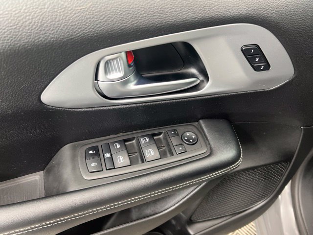 Used 2023 Chrysler Pacifica Touring-L w/ S Appearance Package FWD image 13