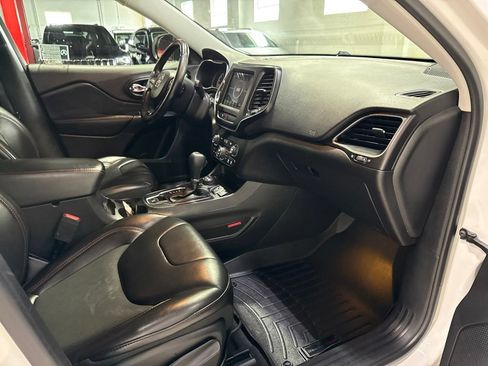 Used 2019 Jeep Cherokee Trailhawk AWD/4WD image 38