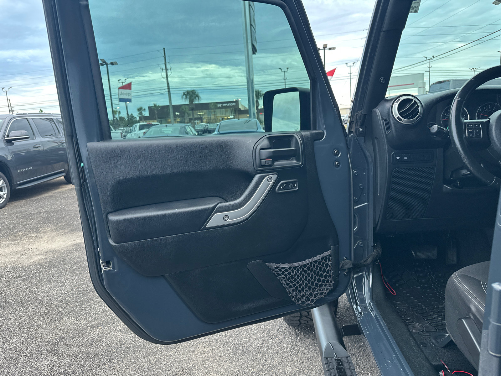Used 2018 Jeep Wrangler Unlimited Rubicon w/ Cold Weather Group AWD/4WD image 10
