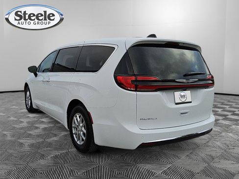 New 2026 Chrysler Pacifica Select image 3